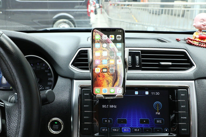 Vielseitiger Kfz Handyhalter mit automatischem Sensor & Qi-Ladepad. Praktisches Auto-Zubehör.