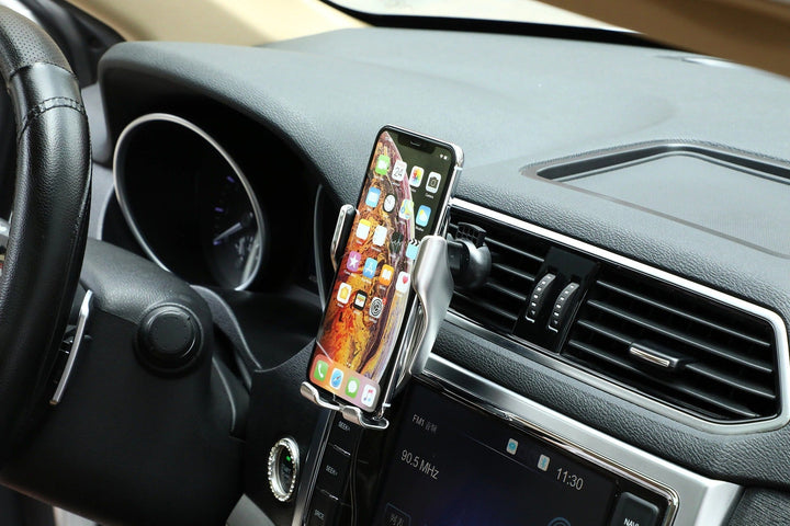 GripCharge: Automatischer Autohalter mit kabellosem Laden. Sichert Ihr Handy während der Fahrt.