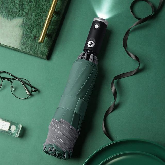 Geöffneter automatischer Regenschirm mit LED-Licht, reflektierenden Streifen; schützt vor Wind & Regen, umgekehrt.