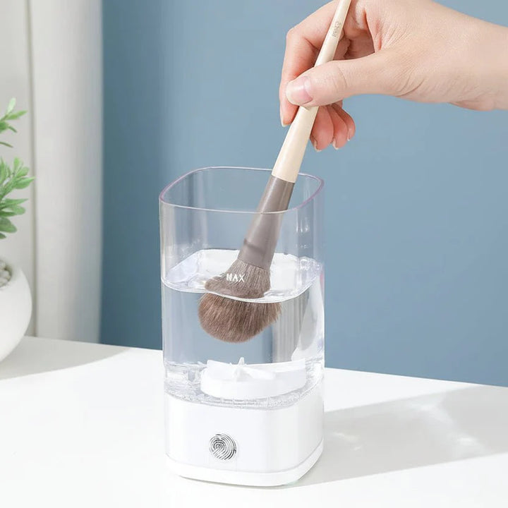Schneller, automatischer Make-up Pinselreiniger. Bequeme, mühelose Reinigung von allen Kosmetikpinseln.
