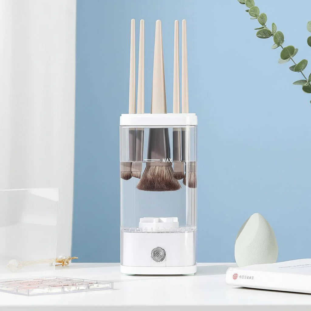Moderner, weißer Make-up Pinselreiniger. Effizientes Reinigungsgerät für hygienische Pinselpflege.