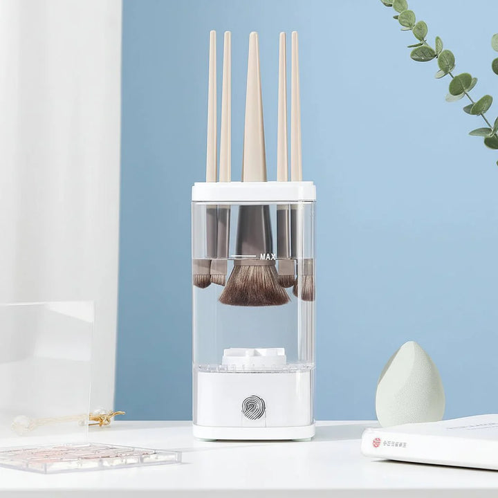 Moderner, weißer Make-up Pinselreiniger. Effizientes Reinigungsgerät für hygienische Pinselpflege.