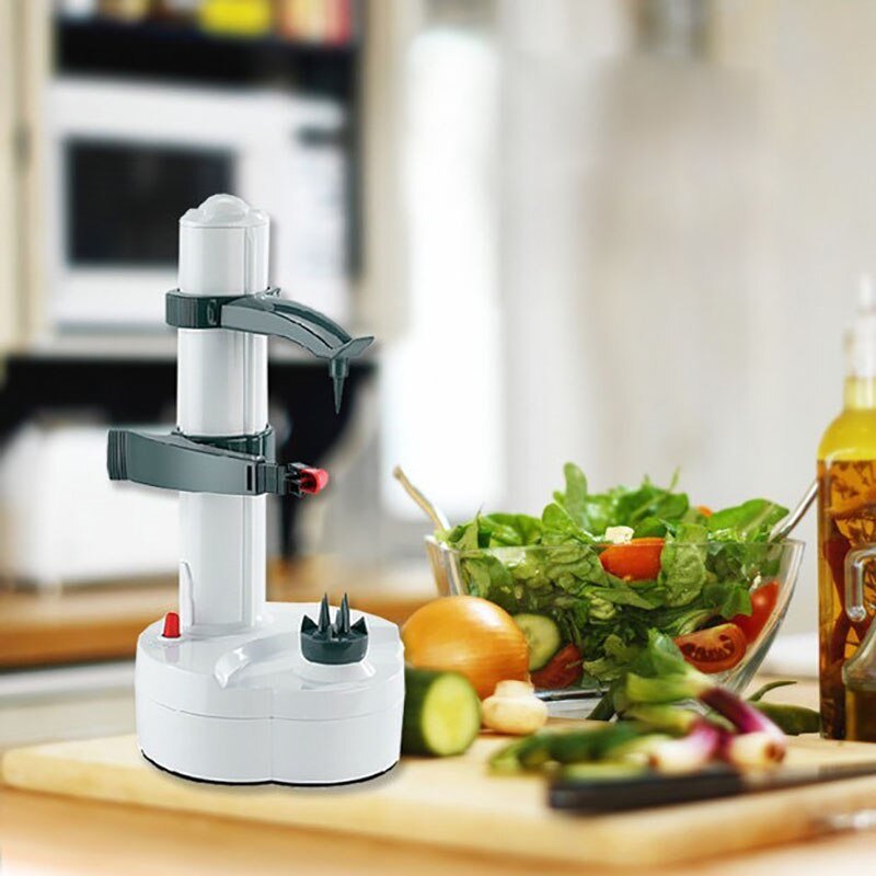 Automatischer Apfelschäler im Einsatz. Müheloses und schnelles Schälen von Obst mit dem Küchengerät.