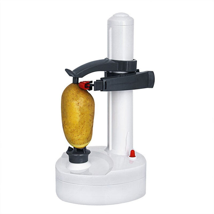 Perfekt geschältes Obst und Gemüse neben dem automatischen Schäler. Zeitsparende Küchenhilfe für Haushalt.