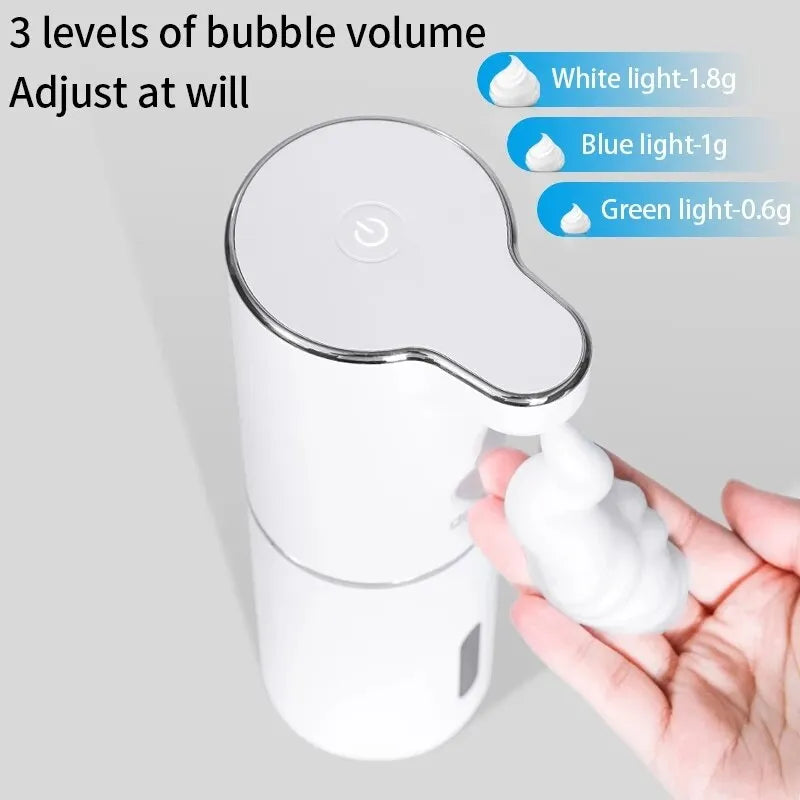 Moderner Schaumseifenspender, automatisch und berührungslos für hohe Hygiene.
