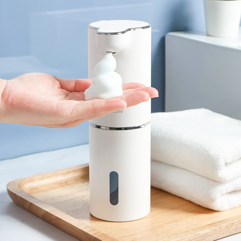Eleganter Schaumseifenspender mit Infrarot-Sensor für kontaktlose Hygiene im Badezimmer.