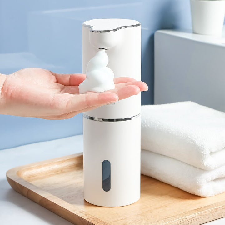 Eleganter Schaumseifenspender mit Infrarot-Sensor für kontaktlose Hygiene im Badezimmer.