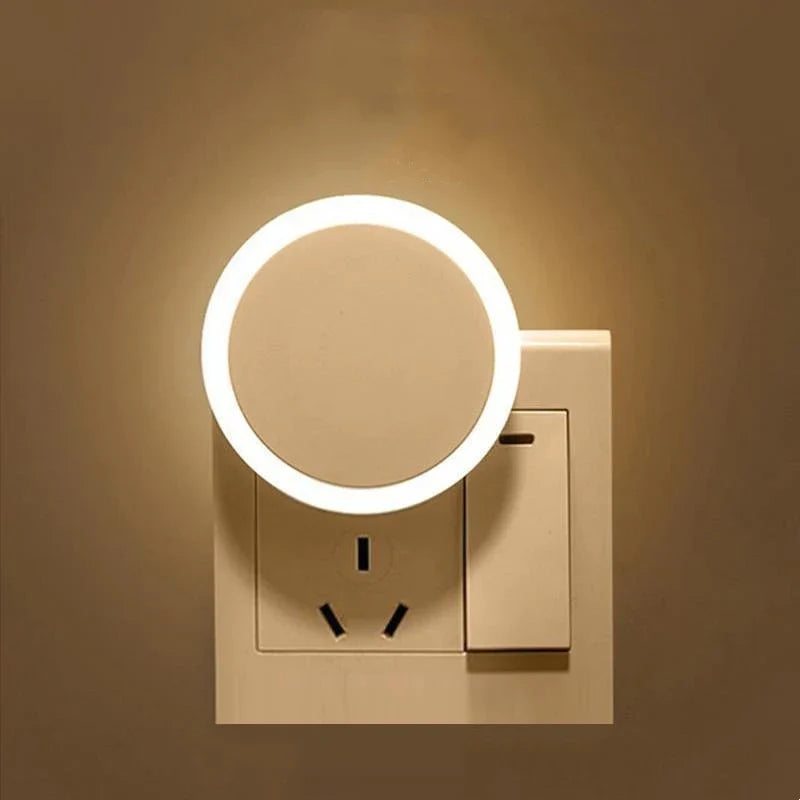 Sicheres LED Orientierungslicht für Kinderzimmer & Babyzimmer. Steckdosen-Nachtlicht mit sanftem, automatischem Licht.