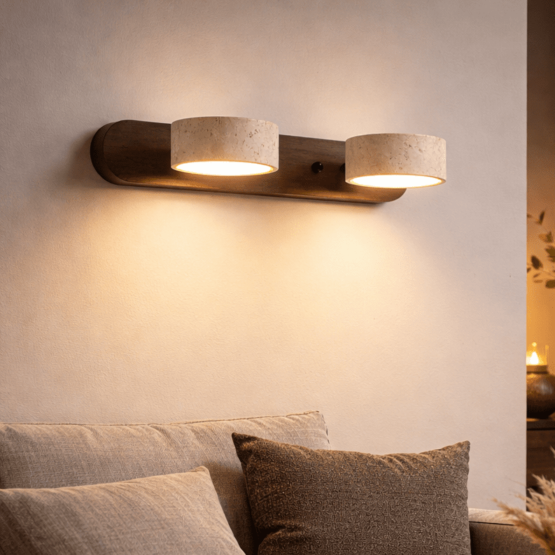 Averra LED-Wandleuchte aus Travertin & Holz. Luxuriöse Designleuchte für ein stilvolles Wohnzimmerambiente.