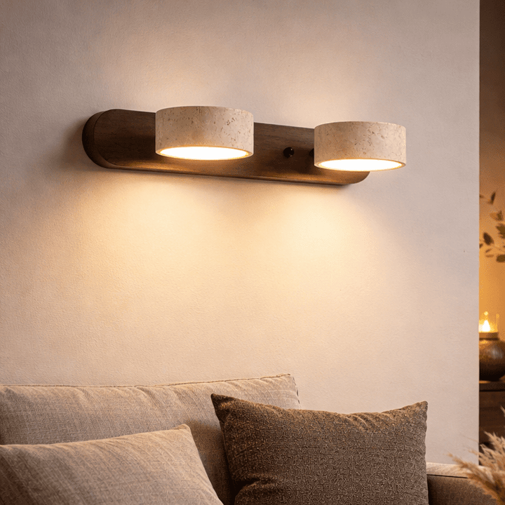 Averra LED-Wandleuchte aus Travertin & Holz. Luxuriöse Designleuchte für ein stilvolles Wohnzimmerambiente.
