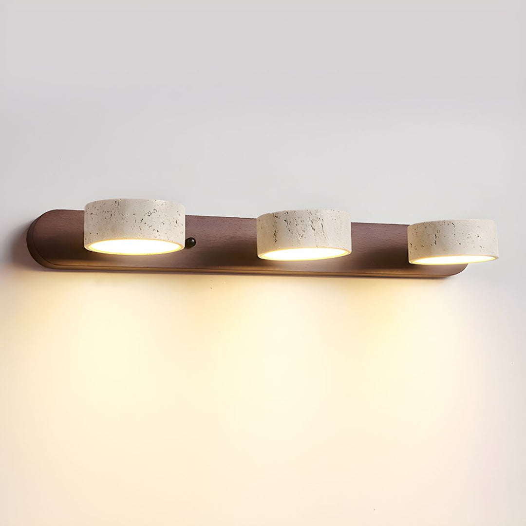 Averra Wandlampe mit warmweißer LED-Beleuchtung. Travertin und Holz für ein gemütliches Raumambiente.