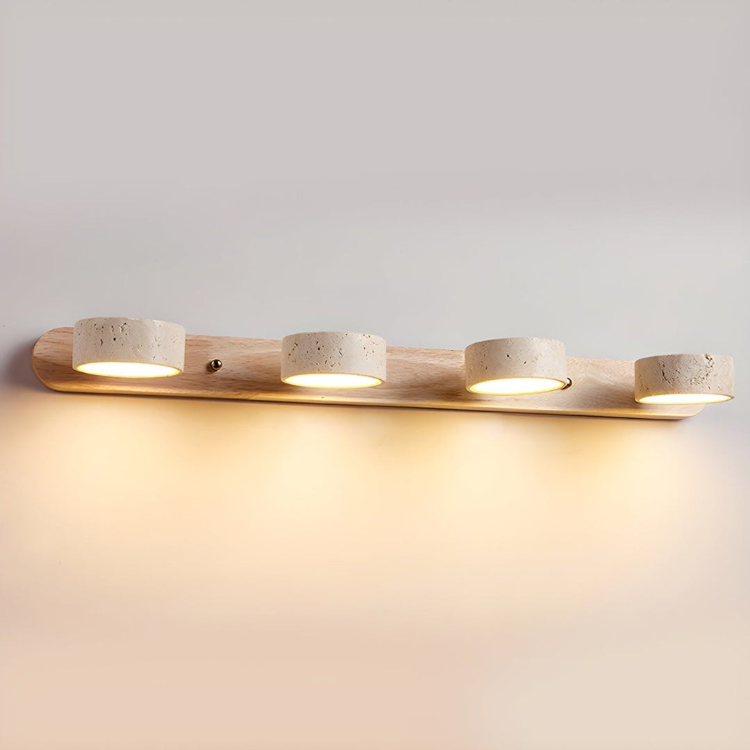 Handgefertigte Averra LED-Wandleuchte. Hochwertige Verarbeitung von Travertin und edlem Holz.