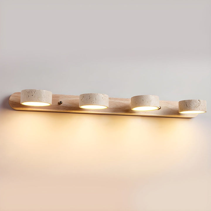 Handgefertigte Averra LED-Wandleuchte. Hochwertige Verarbeitung von Travertin und edlem Holz.