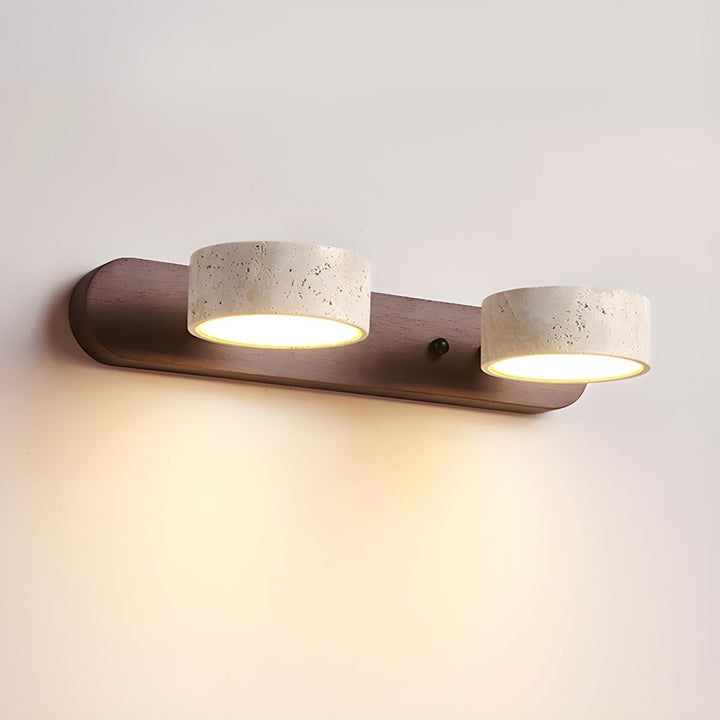 Elegante Averra LED-Wandlampe aus hellem Travertin und warmem Holz. Moderne Innenbeleuchtung.