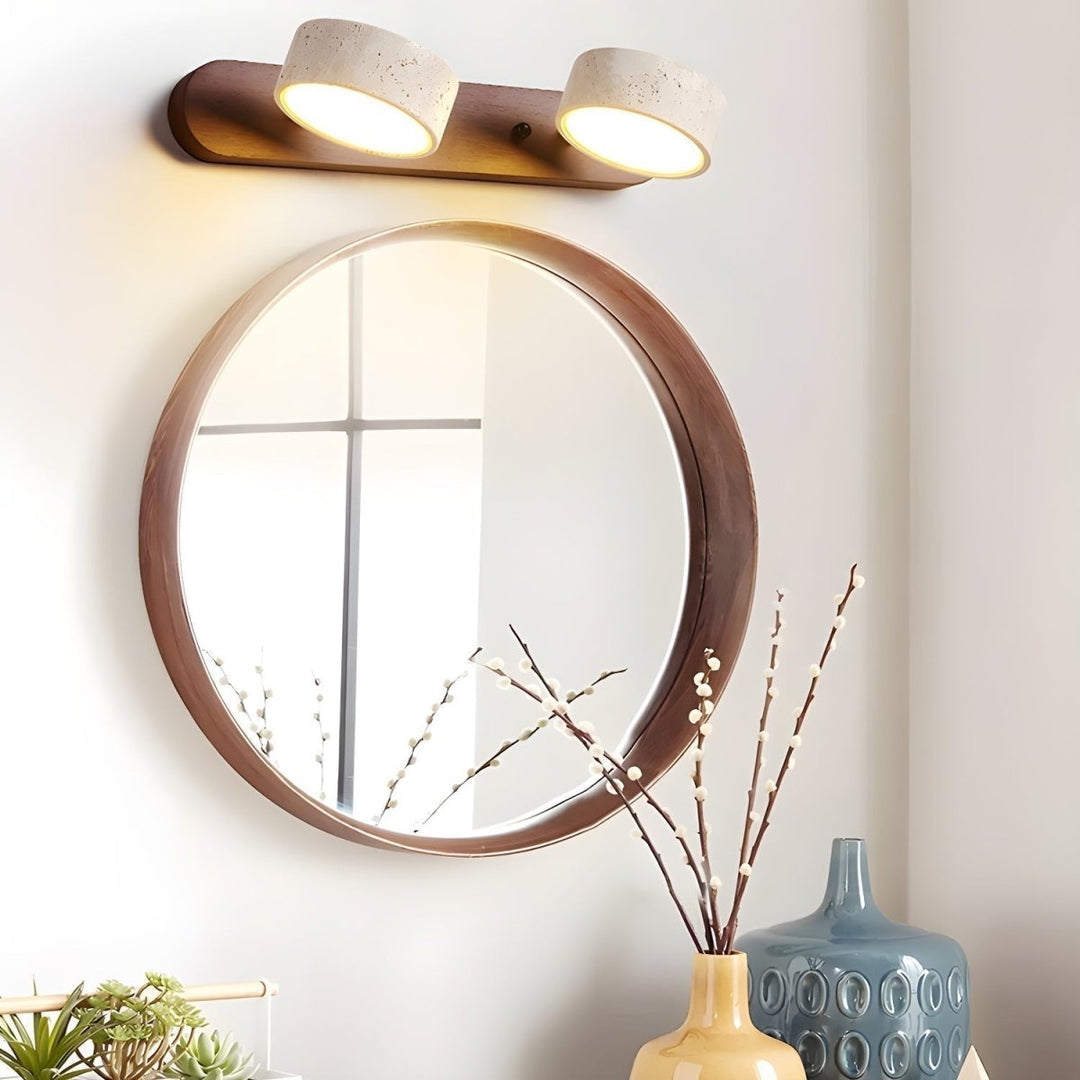 Luxuriöse Averra Wandleuchte aus Travertin & Holz. Schafft warmes, einladendes LED-Ambiente im Wohnzimmer.
