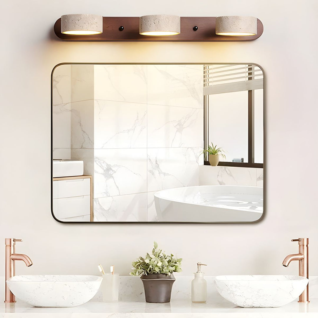 Averra Wandleuchte aus Travertin und Holz, montiert in einem modernen Wohnzimmer. Dezente LED-Beleuchtung.