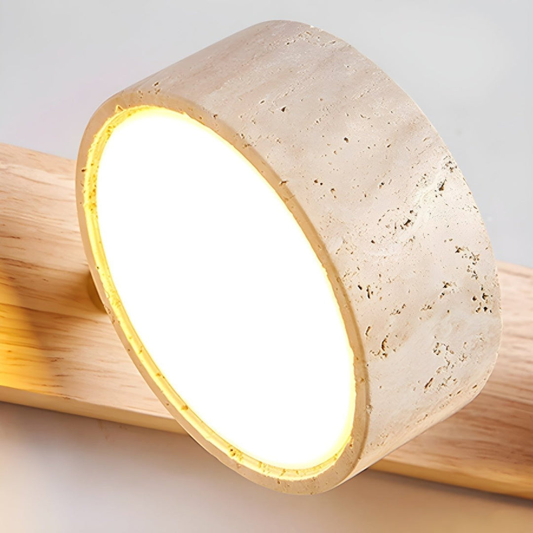 Seitenansicht der Averra Dekoleuchte. Schlanke Form und Materialkombination aus Travertin und Holz.