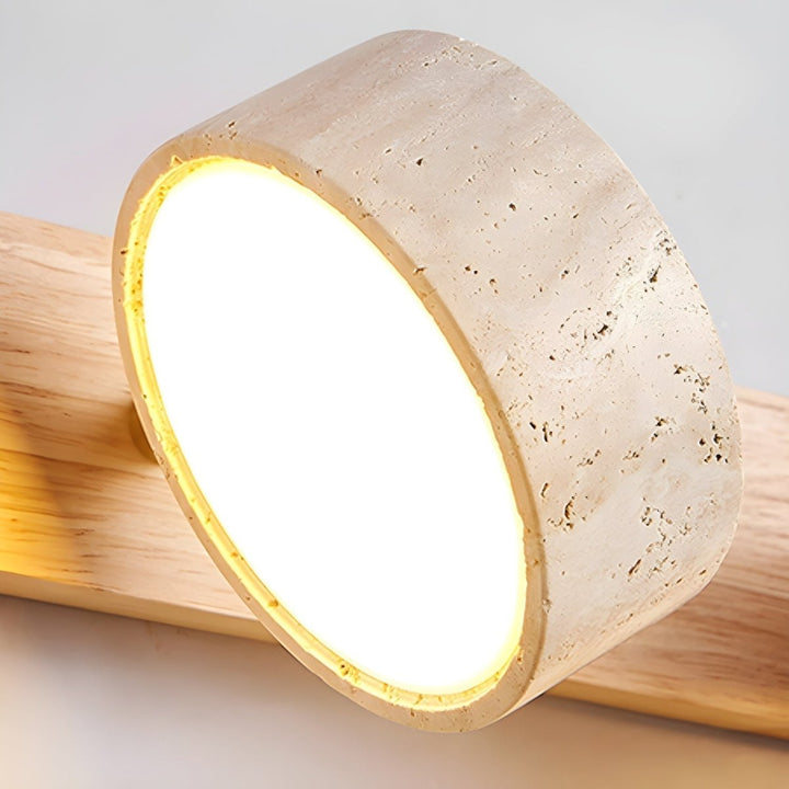 Seitenansicht der Averra Dekoleuchte. Schlanke Form und Materialkombination aus Travertin und Holz.