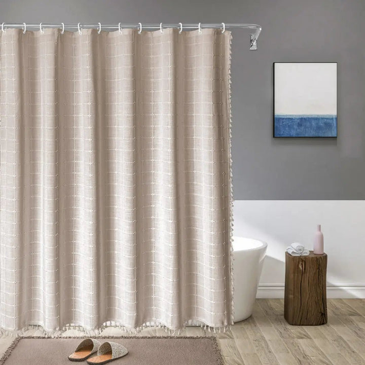 Stilvoller Boho-Duschvorhang aus Leinen mit Quasten, perfekt für ein gemütliches Badezimmer im Bauernhausstil.