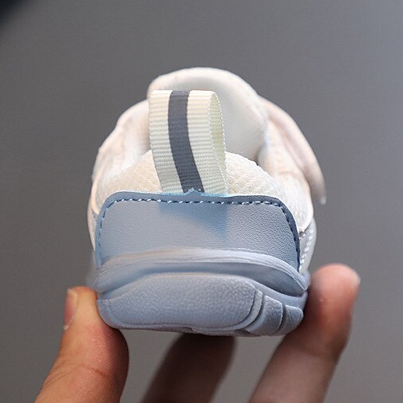 Outdoor Barfußschuhe für Babys: rutschfest, flexibel, ideal für Abenteuer & gesunde Füße.