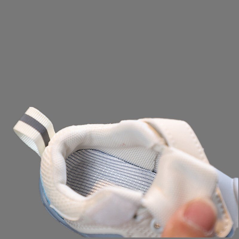 Babygeschenk: Flexible Lauflernschuhe, fördern gesunde Fußentwicklung & bieten Komfort.