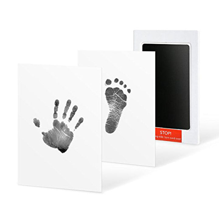 Nahaufnahme: winzige Babyhand drückt in den weichen Ton des Handabdruck-Sets.