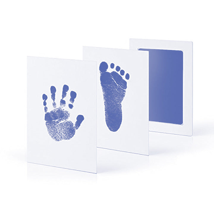 Süße Erinnerung: Baby Fussabdruck im Abdruckset festgehalten; ein wertvolles Babygeschenk.