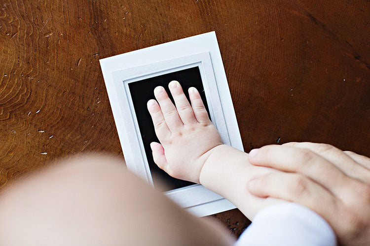 Geschenkidee für werdende Eltern: Baby Handabdruck-Set zur Bewahrung süßer Erinnerungen.