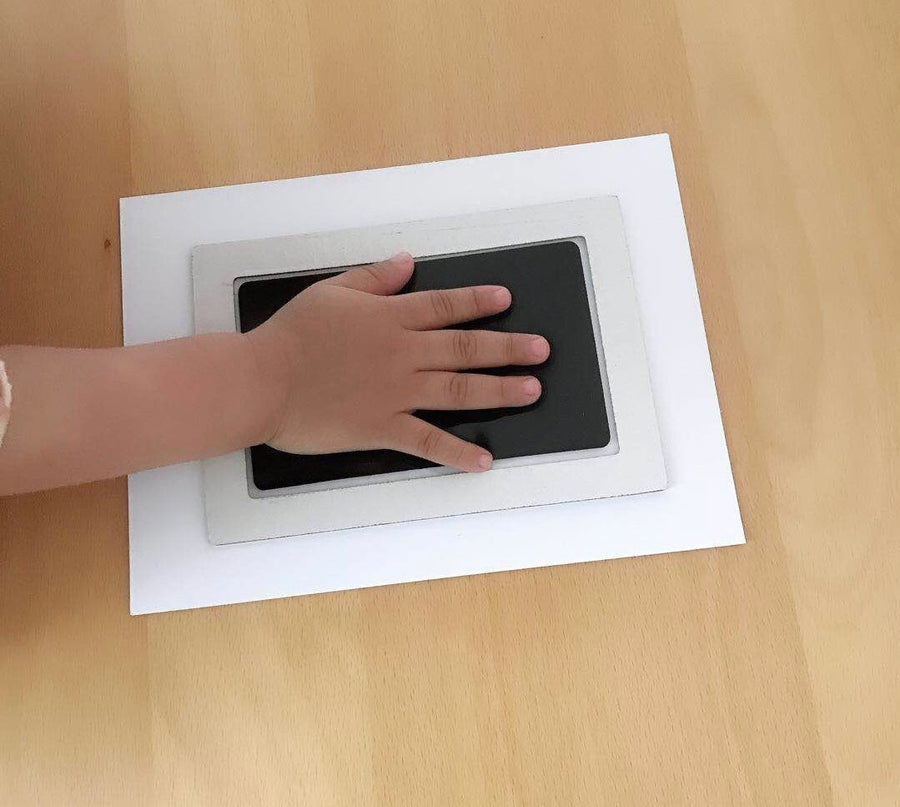 Detailaufnahme des Baby Handabdrucks im Abdruckset; einzigartige Erinnerung für Babys.