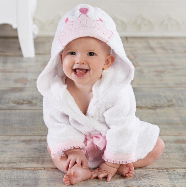 Weiches Baby Kapuzenbadetuch mit Froschmotiv aus Baumwolle für fröhliche Badestunden von Kleinkindern.