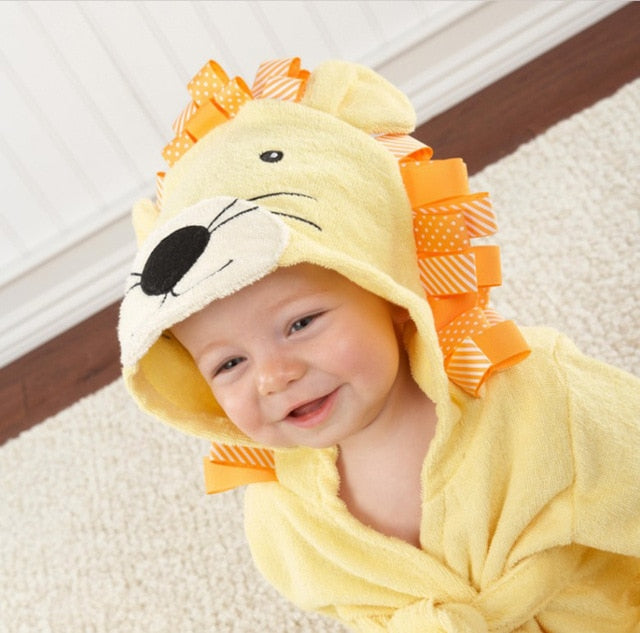 Süßes Baby in einem flauschigen Kapuzenhandtuch aus Baumwolle mit Tiermotiv, gemütlich nach dem Baden.