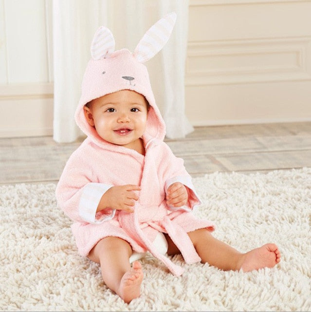 Detailreiches Baby Kapuzenhandtuch aus weicher Baumwolle mit verspieltem Tiermotiv, saugfähig.
