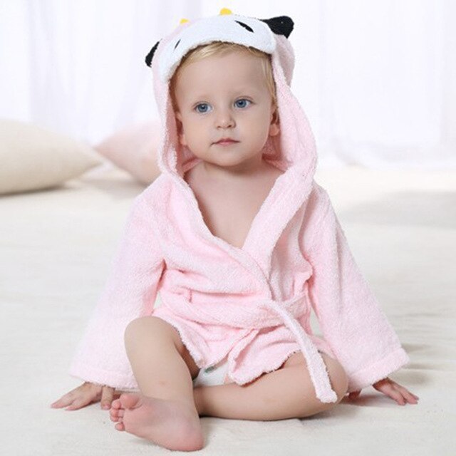 Gemütliches Baby Kapuzenhandtuch aus weicher Baumwolle für kuschelige Momente nach dem Baden mit Tiermotiv.