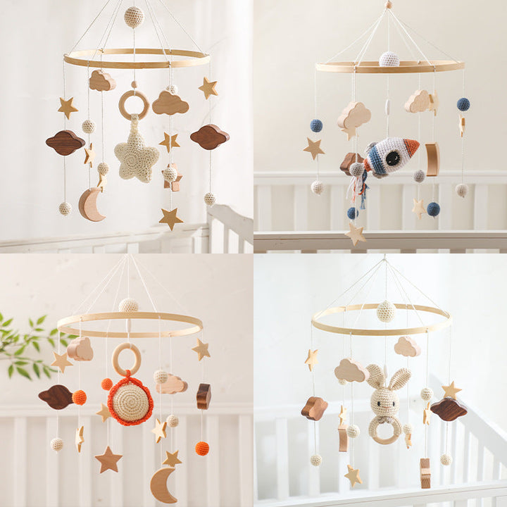 Perfektes Baby Geschenk: Handgefertigtes Holz & Häkel Mobile. Beruhigt & schmückt liebevoll das Kinderzimmer.