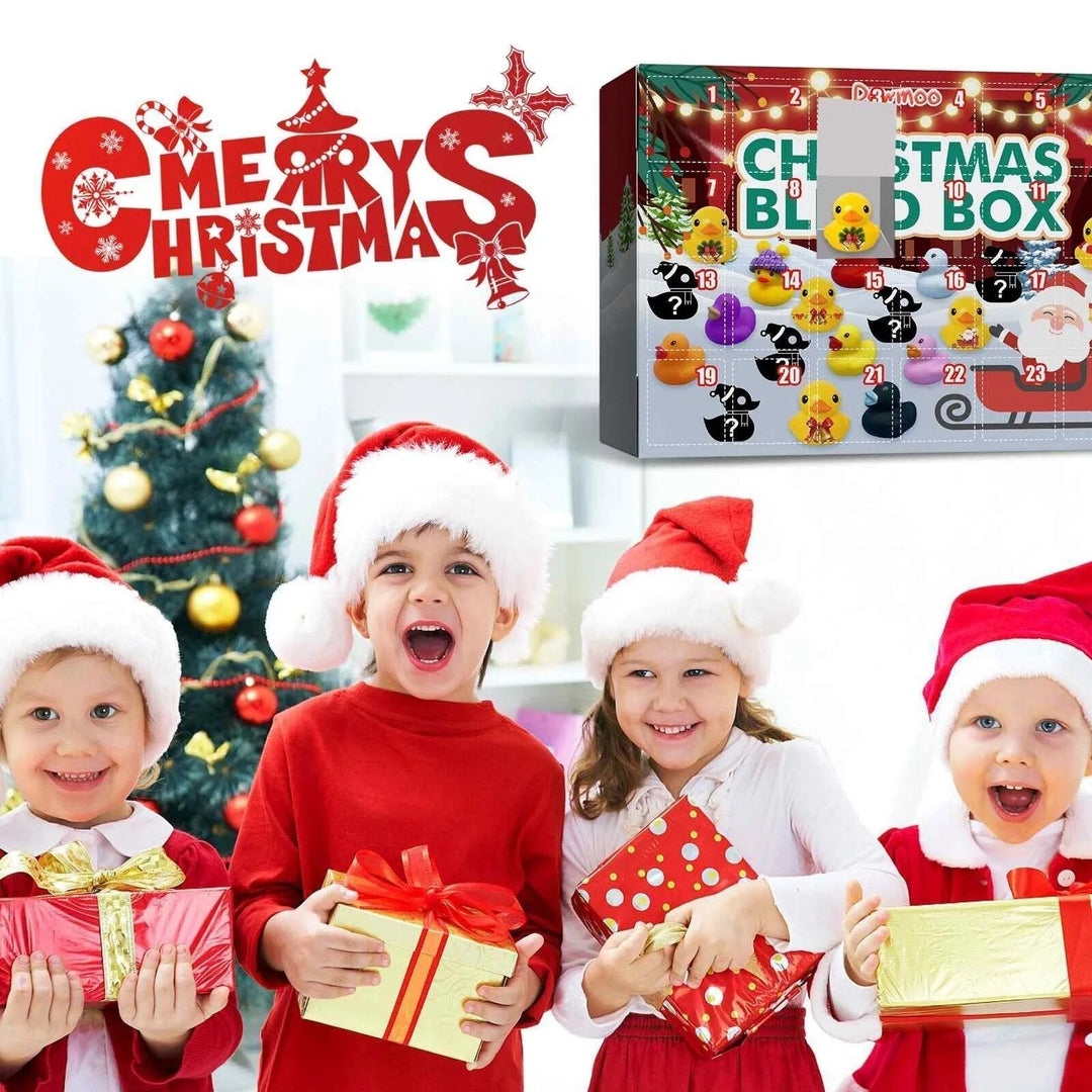 Detailaufnahme einer festlichen Gummiente aus dem Badeentchen Adventskalender 2024, ideales Kinderspielzeug.