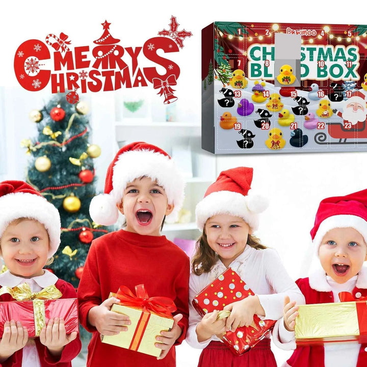 Detailaufnahme einer festlichen Gummiente aus dem Badeentchen Adventskalender 2024, ideales Kinderspielzeug.