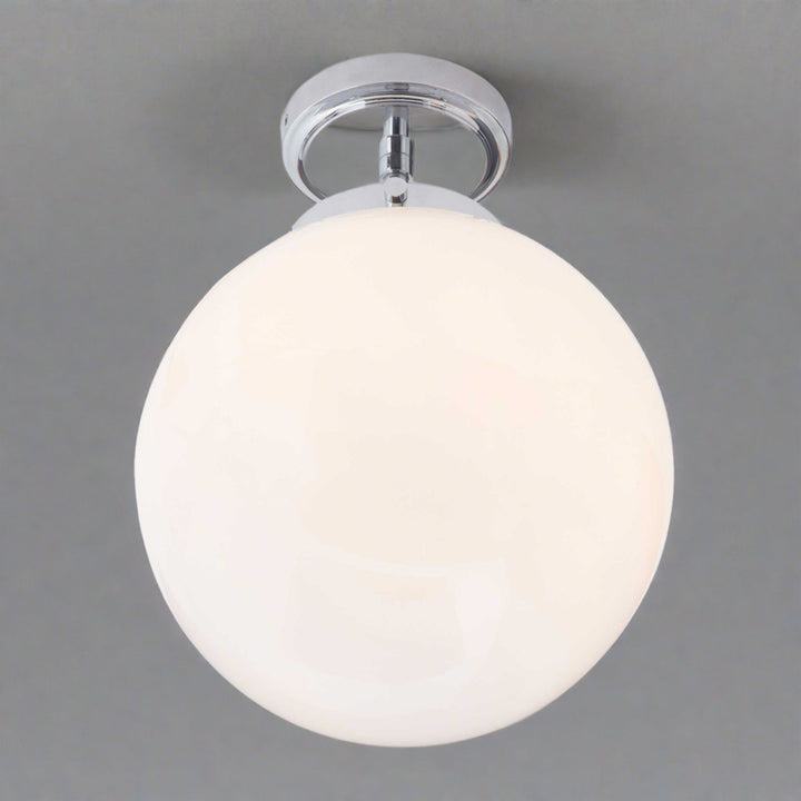 Moderne Kugel-Deckenleuchte LumiSphere in glänzendem Chrom, wasserdicht für Ihr Badezimmer.