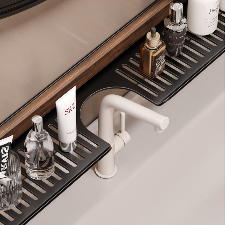 Walnuss-Optik Badregal mit Saugnäpfen für das Waschbecken. Moderne Aufbewahrung im Badezimmer.