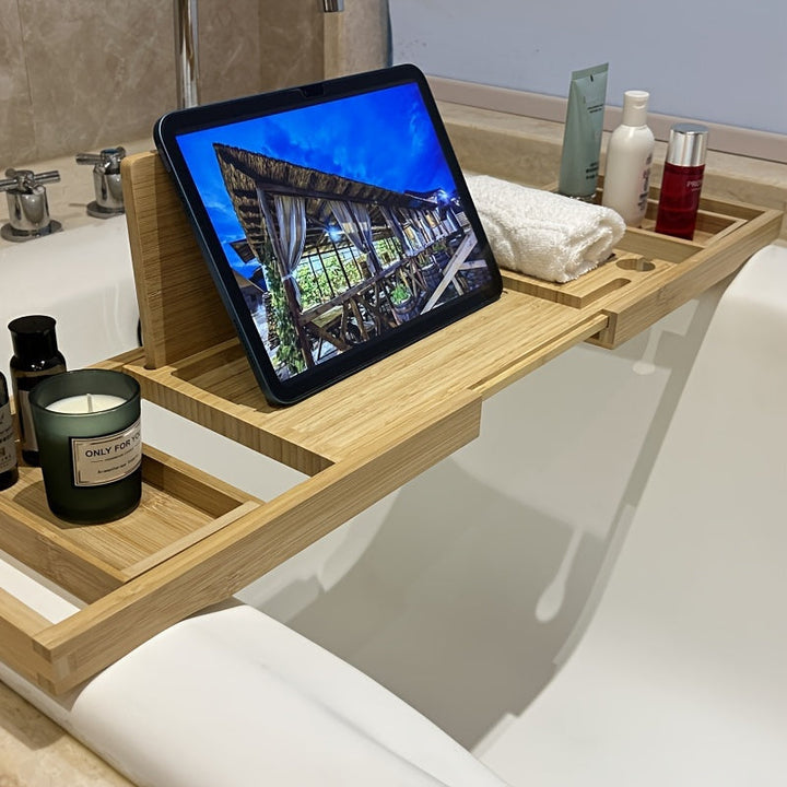 Verstellbare Bambus Badewannenablage mit praktischer Halterung für Buch, Tablet & Weinglas. Ideal für Wellness.