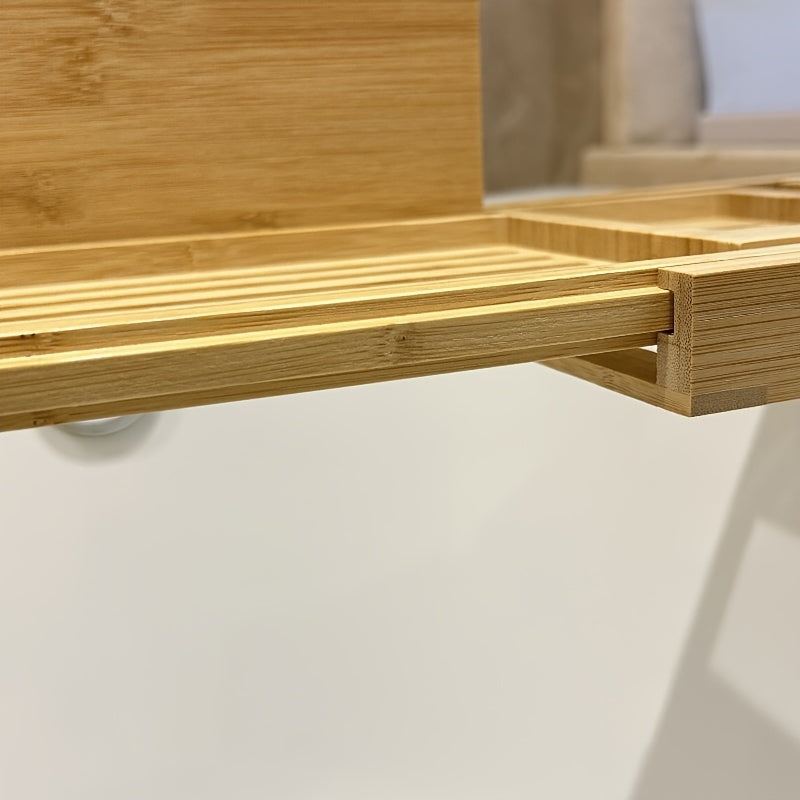 Leere, moderne Bambus Badewannenablage mit minimalistischem Design. Schafft Ordnung & trägt zur Entspannung bei.