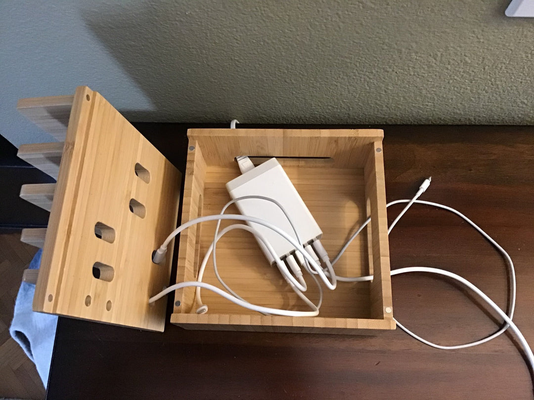 Leere Bambus Ladestation mit 5-Port USB-Hub, bereit zur Organisation und zum Laden von Geräten.