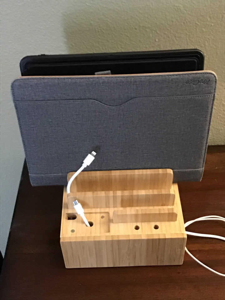 Nahaufnahme der 5-Port USB-Anschlüsse an der Bambus Ladestation für schnelles und organisiertes Laden.