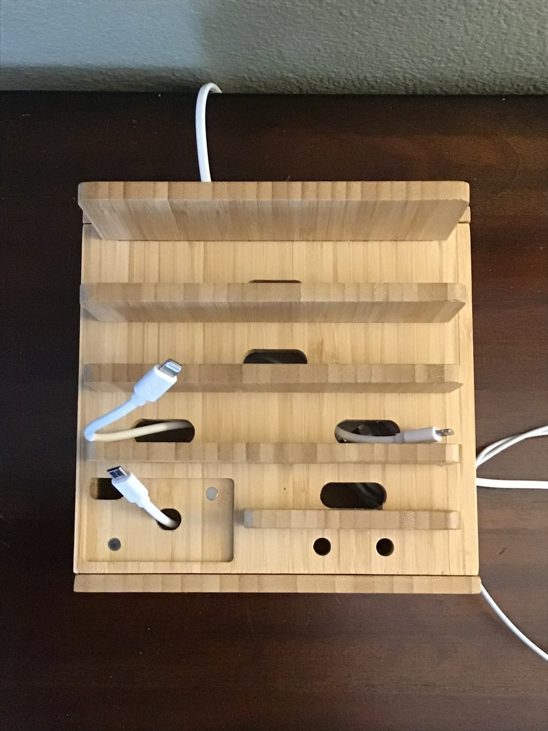 Schreibtisch aufräumen mit der Bambus Ladestation, cleverem Kabelmanagement und USB-Ladegerät für Geräte.