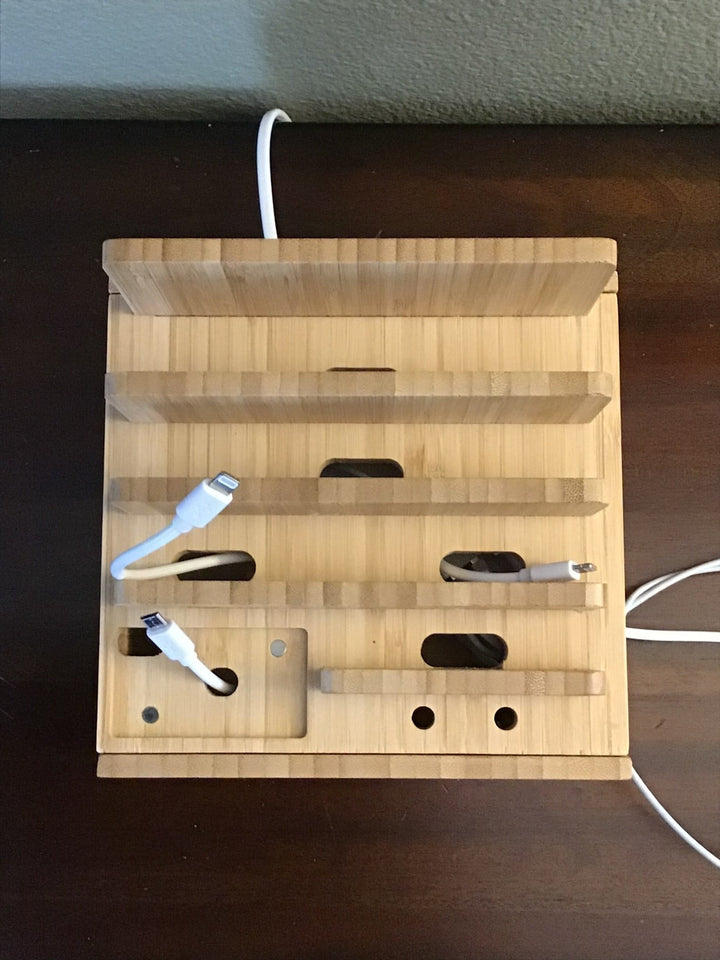 Schreibtisch aufräumen mit der Bambus Ladestation, cleverem Kabelmanagement und USB-Ladegerät für Geräte.
