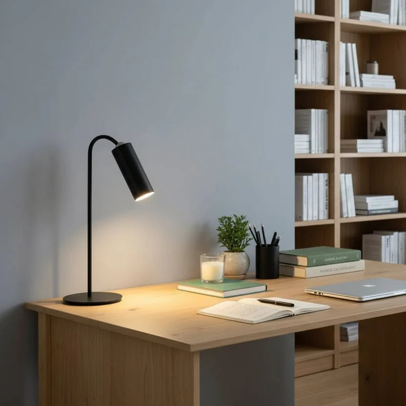 Moderne, flexible LED-Tischlampe aus Aluminium, batteriebetrieben, perfekt für jeden Arbeitsplatz.