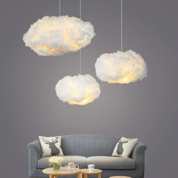 Bauschige weiße Wolkenlampe als stimmungsvolle Deko-Beleuchtung für gemütliches Interieur.