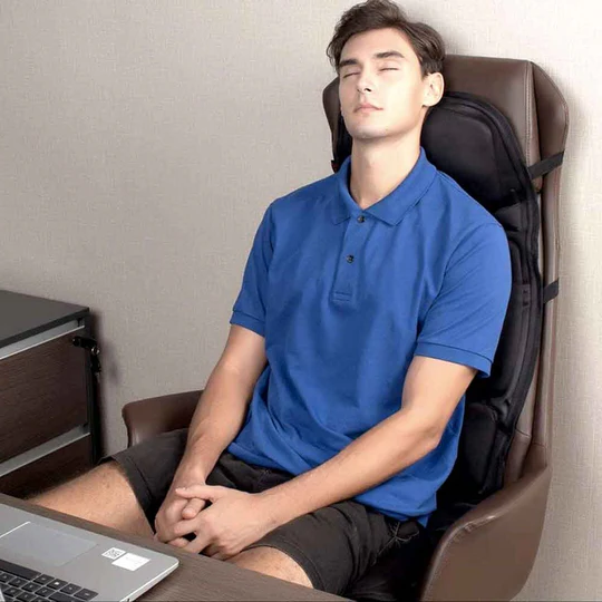 Infrarot-beheizte Massagesitzauflage mit 8 Vibrationszonen für gezielte Rücken- und Nackenentspannung im Fahrzeug oder Büro.