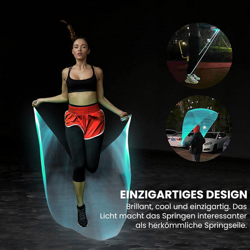 Kind springt fröhlich mit leuchtendem LED Springseil im Dunkeln. Spaß & Fitness für spielerisches Workout.