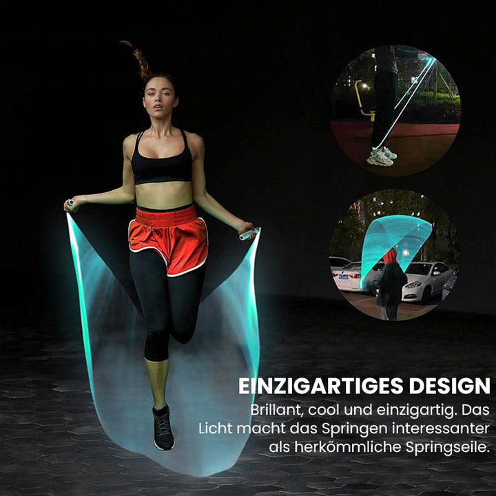 Kind springt fröhlich mit leuchtendem LED Springseil im Dunkeln. Spaß & Fitness für spielerisches Workout.