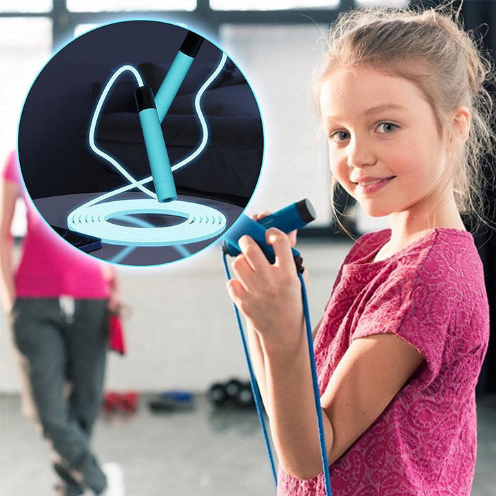 Erwachsener trainiert intensiv mit LED Springseil. Effektives Workout für Ausdauer, Koordination & Fitness-Ziele.